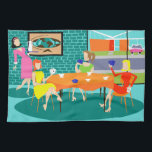 Toalla de cocina semanal del juego de la tarjeta<br><div class="desc">Esta toalla de cocina semanal del juego de la tarjeta de las mujeres retras ofrece un dibujo del dibujo animado de cuatro mujeres modernas de los mediados de siglo en un fiesta de gallina. Están socializando en un comedor elegante. En una pared de ladrillo de la turquesa y del trullo,...</div>