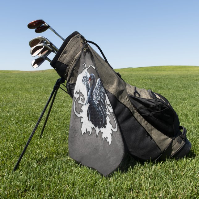 Toalla De Golf A la sombra de la elegancia: un cisne negro. (Verde)