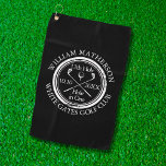 Toalla De Golf Agujero en un blanco y negro clásico<br><div class="desc">Con un diseño retro clásico con efecto de sello antiguo. Personalice el nombre,  el número de taladro de la ubicación y la fecha para crear un gran placer para celebrar ese fantástico hoyo en uno. Puede personalizar del fondo a su color favorito. Diseñado por Thisisnotme©</div>