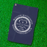 Toalla De Golf Agujero en un clásico azul marino personalizado<br><div class="desc">Con un diseño retro clásico con efecto de sello antiguo. Personalice el nombre,  el número de taladro de la ubicación y la fecha para crear un gran keepsake para celebrar ese fantástico agujero en uno. Diseñado por Thisisnotme©</div>