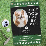 Toalla De Golf BEST DOG DAD BY PAR Fotografías personalizadas<br><div class="desc">Toalla de golf personalizada acentuada con huellas de pata para el golfista Dog Dad con el divertido golf editable sugerido diciendo BEST DOG DAD BY PAR (o cambiar el texto de su personalizado) en un esquema editable de color negro, verde y blanco. Gran regalo para el cumpleaños de un padre...</div>