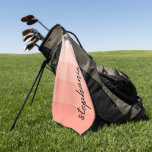 Toalla De Golf Bloque de color de coral de firma moderna personal<br><div class="desc">Este moderno y moderno diseño presenta cinco rayas de colores en tonos degradados,  desde corales claros hasta medianos. Personalízalo con tu nombre en escritura vertical de escritura a mano con firma negra.</div>