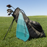 Toalla De Golf Bloque de color Verde azulado con firma personaliz<br><div class="desc">Este moderno y moderno diseño presenta cinco rayas de colores en tonos degradados,  desde la luz hasta el verde azulado medio. Personalízalo con tu nombre en escritura vertical de escritura a mano con firma negra.</div>