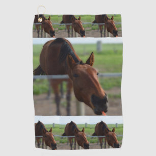 Toalla De Golf Caballo Marrón Alcanzando Una Zanahoria,