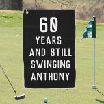 Toalla De Golf Cumpleaños Golfer Funny 60th happy Dad Par<br><div class="desc">60 años y todavía balanceándose,  graciosa toalla de golf de 60 cumpleaños. Perfecto para papá,  abuelo,  padrastro. La idea de regalo de Golfer. Puede personalizar el año y el nombre.</div>