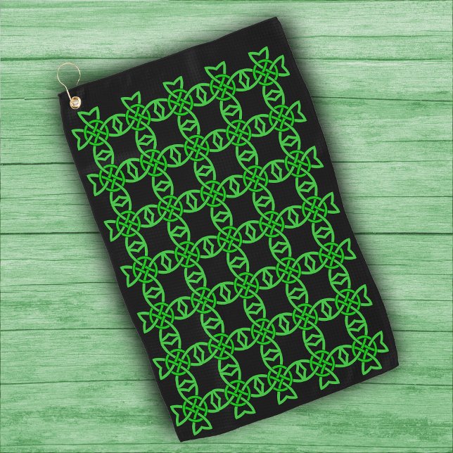 Toalla De Golf Diseño abstracto Modelo de nudo celta verde brilla (Irish Celtic knot design intertwined loops in vibrant green on black golf towel.)