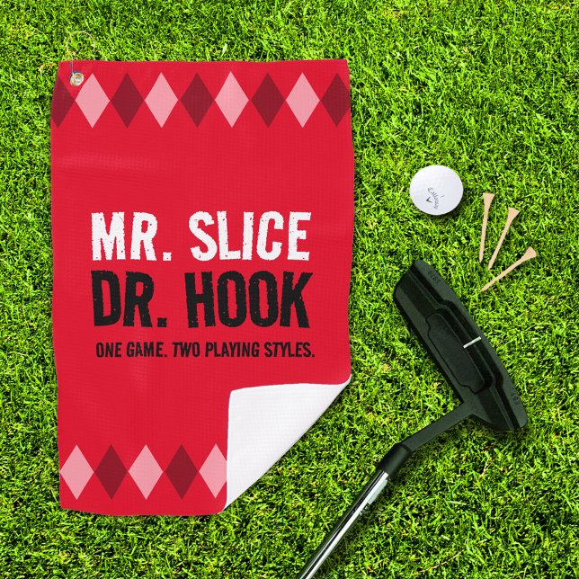 Toalla De Golf Divertido Rojo Argyle Sr. Slice y Dr. Hook ... (Mr. Slice and Dr. Hook red argyle golf towel with putter, ball, and 3 tees on golf green)