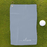 Toalla De Golf Elegante Monograma moderno Minimalista azul turbio<br><div class="desc">Presentamos nuestra Dusty Blue Minimalista Monogram Elegant Collection: Eleva tu estilo con sofisticación y encanto intemporal. Nuestra colección presenta diseños minimalistas en un suave y polvoriento matiz azul, realzados con elegantes monogramas adaptados a su gusto personal. Desde la papelería refinada hasta los accesorios versátiles, cada pieza de nuestra colección está...</div>