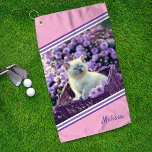 Toalla De Golf Gato De Gato Gatito De Gatito Con Ojos Azules Pers<br><div class="desc">Una sobrecarga de cortesía con este gatito de ojos azules sentado en una cesta de mimbre rodeada de flores de lilas. Personalice editando el texto del cuadro de texto con su nombre,  monograma o texto borrado si no se requiere texto.</div>