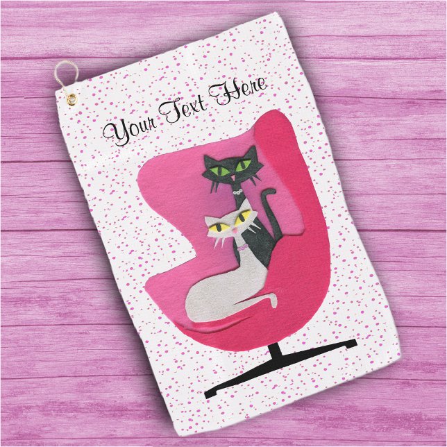 Toalla De Golf Gatos atómicos blancos negros sentados en puntos r (Black White pretty cats in pink mid century chair on white with pink dots golf towel.)