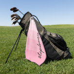 Toalla De Golf Gol de bloque de color rosa de firma moderna perso<br><div class="desc">Este moderno y moderno diseño se caracteriza por cinco rayas de colores en tonos degradados que van de la luz al rosa medio. Personalízalo con tu nombre en escritura vertical de escritura a mano con firma negra.</div>