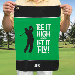 Toalla De Golf Golf Golf Funny Sports Monogramado Negro Verde<br><div class="desc">Eleva tu juego de golf con esta toalla "¡Tee It High & Let It Fly!", que incluye una audaz fuente de mediados de siglo y una silueta dorada sobre un rectángulo verde con rayas blancas en un elegante fondo negro. Personalízalo con iniciales, un nombre o texto corto utilizando la plantilla...</div>