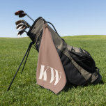 Toalla De Golf Iniciativas modernas de monograma de Mocha Brown p<br><div class="desc">Una toalla de golf de diseño y personalizada con fondo marrón mocha taupe con iniciales en negrita en monograma. Diseñado para los amantes del golf, esta toalla duradera es perfecta para mantener limpios los clubes y añadir un toque de elegancia a cualquier bolso de golf. Un gran regalo para los...</div>