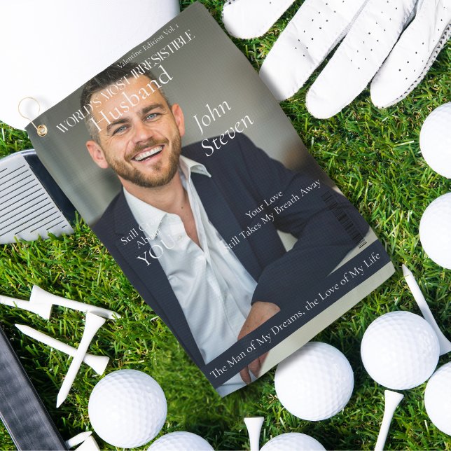 Toalla De Golf Irresistible estilo de portada de la revista Husba (Irresistible Husband Magazine cover style Golf Towel)