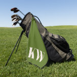 Toalla De Golf Modern Dill Green Monograma Iniciales Personalizad<br><div class="desc">Una toalla de golf elegante y personalizada con un fondo verde de eneldo vibrante con originales iniciales en audaz monograma. Diseñado para los amantes del golf, esta toalla duradera es perfecta para mantener limpios los clubes y añadir un toque de elegancia a cualquier bolso de golf. Un gran regalo para...</div>