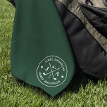 Toalla De Golf Moderno y elegante Monograma de golf y nombre pers<br><div class="desc">Eleve su juego de golf con esta toalla de golf personalizada, la combinación perfecta de practicidad y estilo para cualquier golfista. Esta toalla de personalizado, con un fondo verde y un diseño de monograma personalizado con palos de golf cruzados, su nombre e iniciales, le da un aspecto profesional y pulido...</div>