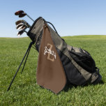 Toalla De Golf Monograma blanco moreno personalizado<br><div class="desc">Esta toalla de golf personalizada incluye un nombre de retro inicial y blanco monocasco en un fondo marrón.</div>