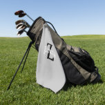 Toalla De Golf Monograma negro gris claro personalizado<br><div class="desc">Esta toalla de golf personalizada incluye un nombre de guión retro en blanco y inicial en monograma negro sobre un fondo gris claro.</div>