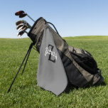 Toalla De Golf Monograma negro gris personalizado<br><div class="desc">Esta toalla de golf personalizada incluye un nombre de guión retro en blanco y inicial en monograma negro sobre un fondo gris.</div>