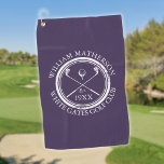 Toalla De Golf Nombre del club de golf personalizado Purple<br><div class="desc">Estas toallas de golf son ideales para todos los clubes de golf y los miembros del club de golf, ya que cuentan con un diseño clásico de pelota de golf cruzada y un borde con efecto de sello anticuado. Personalice con el nombre del socio del club, el nombre del club...</div>