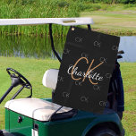 Toalla De Golf Nombre minimalista de las iniciales del monograma<br><div class="desc">Un elegante fondo negro,  dorado,  blanco y gris. Personalice y agregue sus iniciales y nombre de monograma. El nombre está escrito con una escritura de estilo con letras a mano moderna. Las iniciales de su monograma como patrón de fondo.</div>