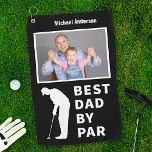 Toalla De Golf Padre Golfing Funny Mejor Papá Por Personalizado D<br><div class="desc">Que tu papá de golf sepa que es el "mejor papá por par" con esta divertida toalla de golf personalizada. En todo blanco sobre un fondo negro, el diseño incluye la silueta de un golfista, junto con la foto de su personalizado (cualquier foto que añada rellenará automáticamente la forma horizontal)...</div>