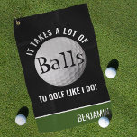 Toalla De Golf Personalizado Funny Pun Golfer<br><div class="desc">Diversión un poco de diversión en el campo de golf con esta divertida toalla de golf personalizada. Con un fondo negro clásico,  que se puede cambiar a cualquier color y el juego de palabras '¡SE NECESITA MUCHAS BALLAS AL GOLF COMO YO!'. Nombre de personalizar simple utilizando la plantilla proporcionada.</div>