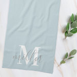 Toalla de mano de cocina con nombre familiar perso<br><div class="desc">Toalla de mano de cocina de diseño personalizado con monograma personalizado y nombre familiar en caligrafía moderna a mano.</div>