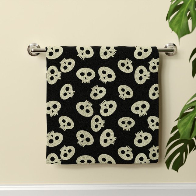 Toalla de mano negra con patrón de cráneo cúpido (A cute skull pattern hand towel perfect for your Halloween bathroom decor)