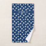 Toalla de perro Personalizado de la moda de la Mar<br><div class="desc">¿Por qué usar una tela gastada para limpiar las patas de tu perro después de un paseo fangoso? ¡Estará tan feliz de tener una toalla de moda, de moda y personalizada (y nadie la volverá a robar para limpiar el suelo de la cocina)! Patrón elegante de impresión de pata con...</div>