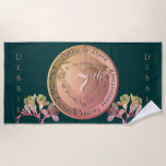 Toalla De Playa 7.º Boda Aniversario Copper Fresia<br><div class="desc">Todos merecen un emblema cardíaco para marcar sus hitos y para su sétimo aniversario boda, ¡no es diferente! He diseñado un medallón metalizado y gráficos fresia, la flor del aniversario, para eso. También estoy disponible para cualquier personalización o ilustracion personalizado hecho solo para usted. ¡Por favor, mándame un mensaje y...</div>