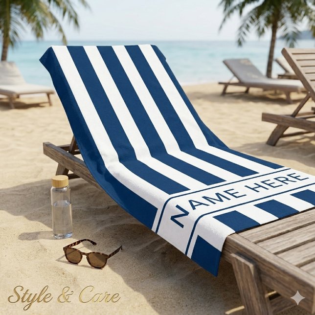 Toalla de playa a rayas blancas y azul marino con  (Navy Blue White Striped Beach Towel with Name)