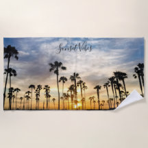 Amanecer de palmeras nubladas azules y amarillas