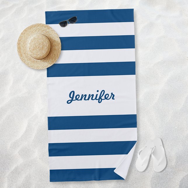 Toalla De Playa Azul Chic y Rayas Blancas Personalizadas (Chic Blue and White Stripes Personalized Beach Towel)