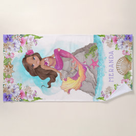 Toalla De Playa Bajo la sirena rosa y morada (piel oscura)