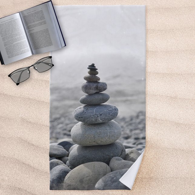 Toalla De Playa Balance de piedra Pebbles Medición Zen (Beach towel featuring a stone balance in elegant grey colors. Perfect for dreaming and meditation)