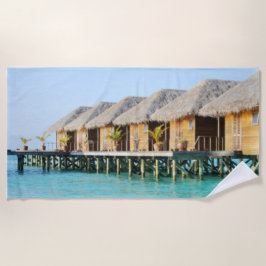 Toalla De Playa Cabañas de tiki en un muelle con techos de paja