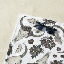 Calavera animal gótica con patrón de flores