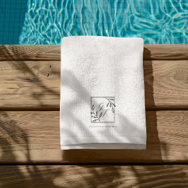 Toalla de playa con monograma atemporal | Crest Bo