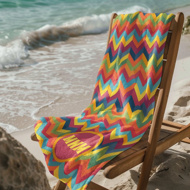 Toalla de playa con monograma de rayas en forma de (Chevron Stripes Beach Towel
)