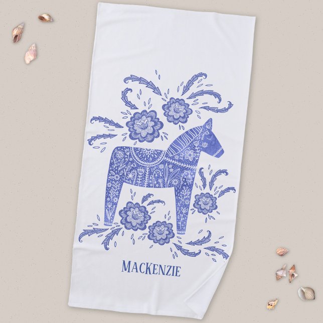 Toalla de playa con nombre personalizado de caball (Swedish Dala Horse folk art blue and white personalized name beach towel)