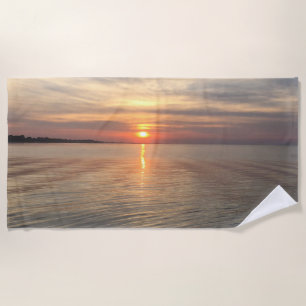 Toalla de playa con puesta de sol temprana