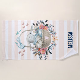 Toalla De Playa Conejo lindo en una canasta con huevos y flores de