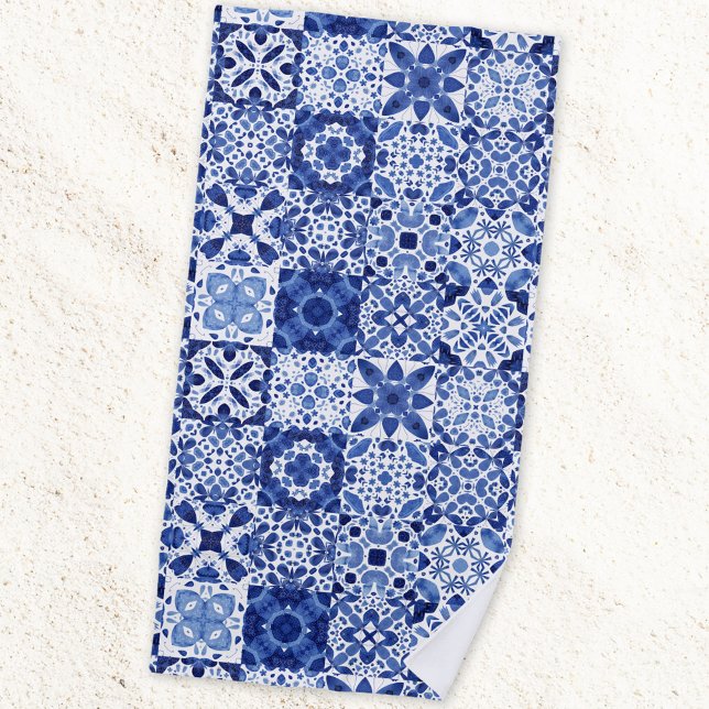 Toalla De Playa Cuadros de agua del patrón de mosaico blanco azul  (Blue and white watercolor 
Mediterranean tile pattern beach towel)