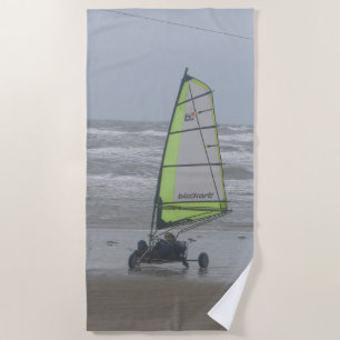 Toalla de playa de arena y yates