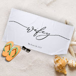 Toalla de playa de Calligraphy Minimalista Wifey<br><div class="desc">Tome el sol con nuestra toalla de playa de caligrafía Minimalista Wifey. Esta toalla de moda, suave y absorbente presenta una caligrafía elegante que celebra su nuevo estatus con un toque de simplicidad moderna. Ya sea que esté tumbado junto a la piscina o disfrutando de una escapada de playa, esta...</div>