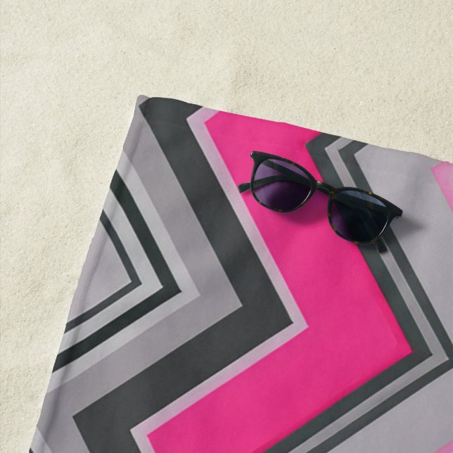 Toalla de playa de Chevron rosa y gris negrita (In situ)