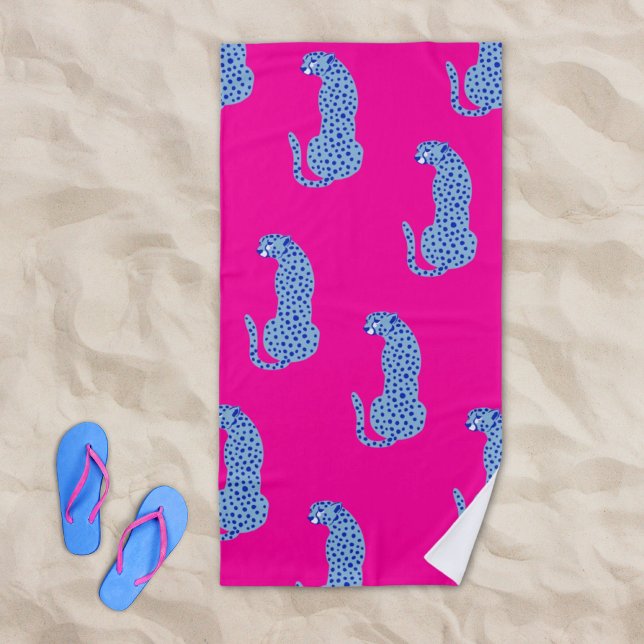 Toalla de playa de chita rosada y azul de selva mo (Pink & Blue Modern Jungle Cheetah Beach Towel)