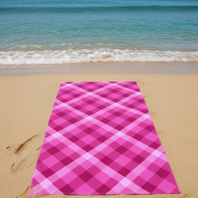 Toalla de Playa de Cuadro Magenta Rosa Preciosa (Beautiful Pink Magenta Plaid Beach Towel on sand on a beach by the ocean.)