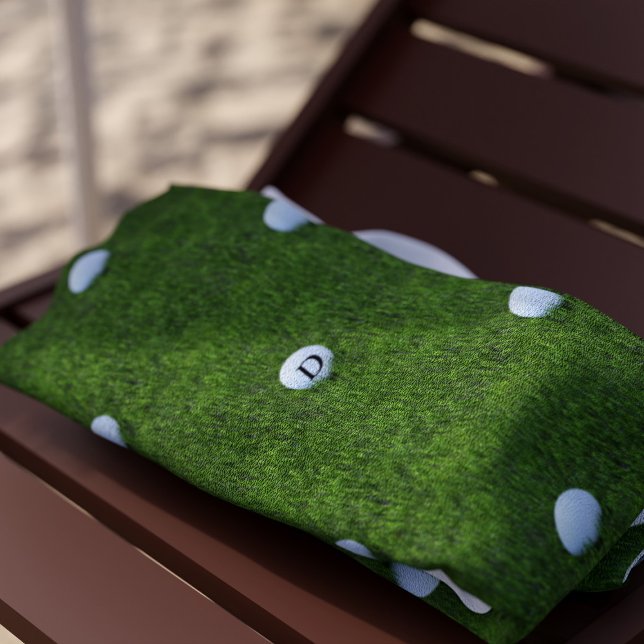 Toalla de playa de monograma de bola de golf verde (Green Grass Golf Ball Monogram Beach Towel with space for your initial)